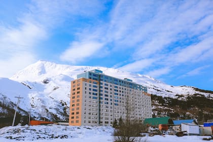 La mayoría de los habitantes de Whittier viven en el complejo Begich Towers