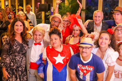 La mayoría de los latinos de Hialeah son cubanos; en la foto se ve al alcalde con miembros de esta comunidad
