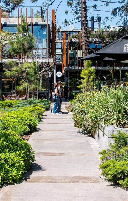 La mayoría de los locales se concentran en centros comerciales, integrados al paisaje