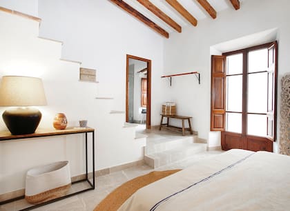 La mayoría de los muebles están confeccionados con madera de la zona y hierro forjado, y toda la ropa de cama, en lino y fibras naturales.