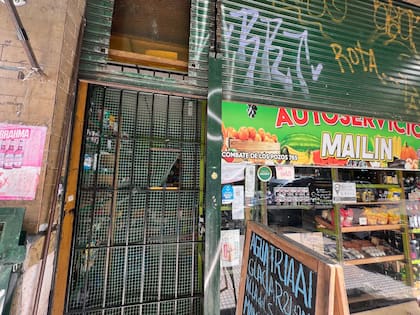 La mayoría de los negocios atiende a sus clientes detrás de rejas, convirtiendo cada compra en un intercambio a través de barrotes.