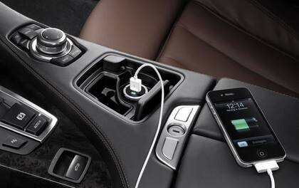 La mayoría de los puertos USB en los autos solo ofrecen 0.5 amperios, una fuerza de abastecimiento muy baja
