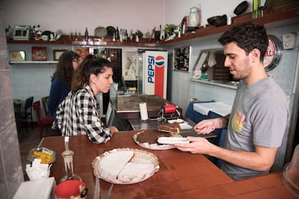 La mayoría de los que van por la pizza se llevan también una porción de ricota
