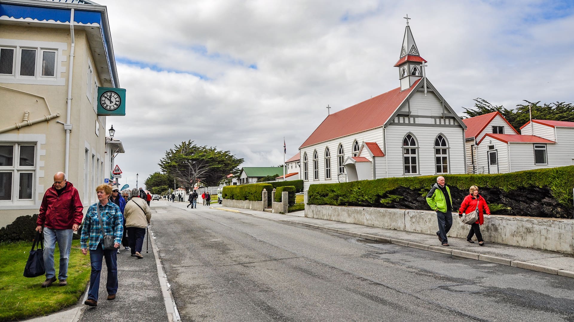 La mayoría de los visitantes pasean por Ross Road, donde se encuentran los negocios, las iglesias, el museo, el correo, la cárcel y las oficinas del Penguin News.