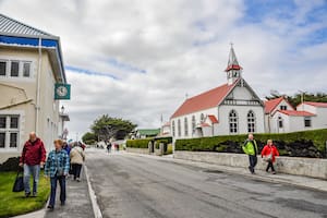 La mayoría de los visitantes pasean por Ross Road, donde se encuentran los negocios, las iglesias, el museo, el correo, la cárcel y las oficinas del Penguin News.
