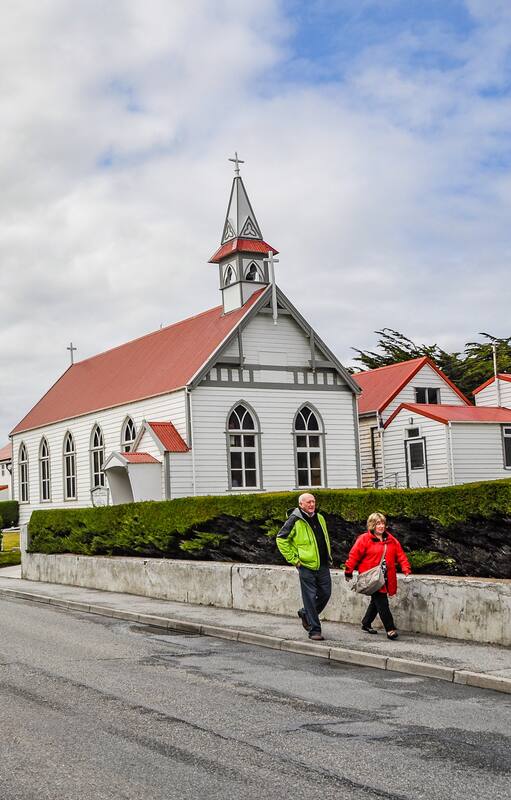 La mayoría de los visitantes pasean por Ross Road, donde se encuentran los negocios, las iglesias, el museo, el correo, la cárcel y las oficinas del Penguin News.
