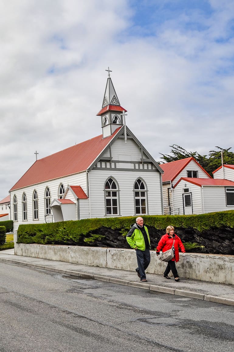 La mayoría de los visitantes pasean por Ross Road, donde se encuentran los negocios, las iglesias, el museo, el correo, la cárcel y las oficinas del Penguin News.
