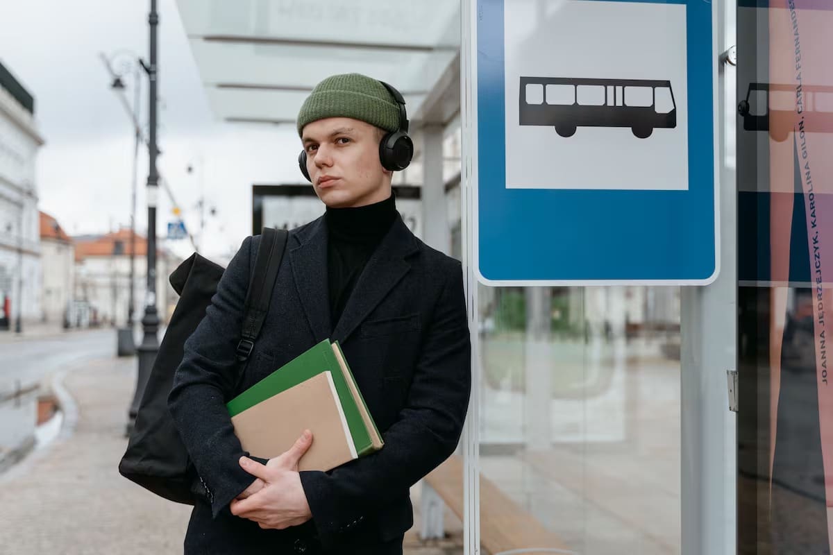 La mayoría de personas tienen el hábito de escuchar música mientras esperan su autobús