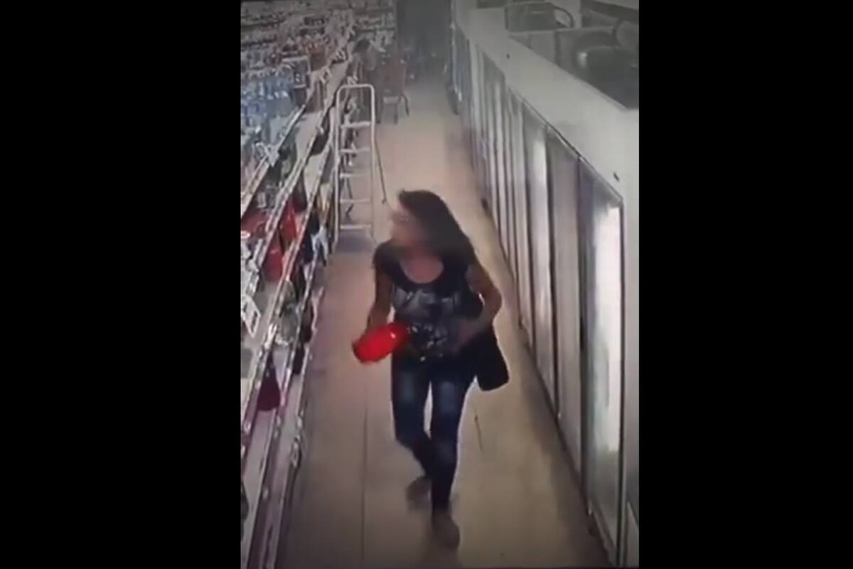 La mechera, captada por una de las cámaras del supermercado de Santiago del Estero del cual se llevó, sin pagar, una horma de queso