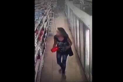 La mechera, captada por una de las cámaras del supermercado de Santiago del Estero del cual se llevó, sin pagar, una horma de queso