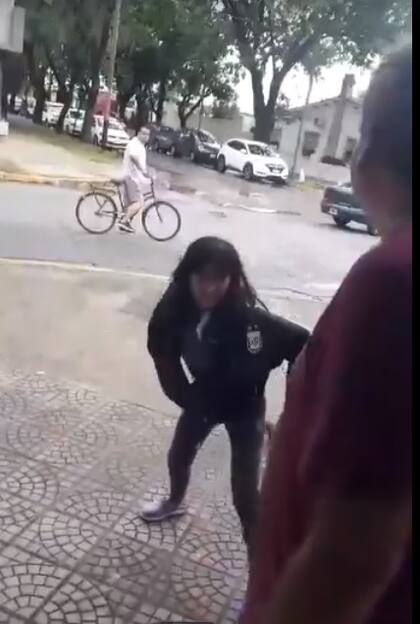 La mechera, instantes antes de realizar el ataque de cuchillo al comerciante