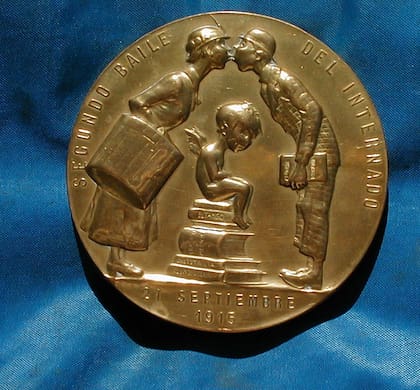 La medalla acuñada con la imagen que Lanteri diseñó para el tango de 1915, El Internado.