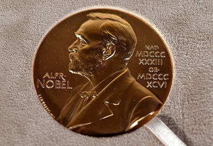 La medalla del Premio Nobel de la Paz. Foto tomada en Nueva York el 8 de diciembre de 2020. (Foto Angela Weiss/Pool Photo vía AP)
