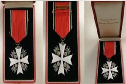 La medalla nazi, halladas en una caja de seguridad en Dénia