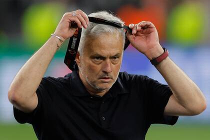 La medalla plateada de subcampeón de la Europa duró poco en el cuello de José Mourinho; el entrenador de Roma se la quitó enseguida y la lanzó a un hincha en la platea, tras su primera final internacional perdida.