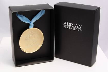 La medalla que recibirán los jugadores en el partido por la paz