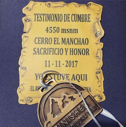 La medalla y el testimonio por haber llegado a la cumbre del Manchao.