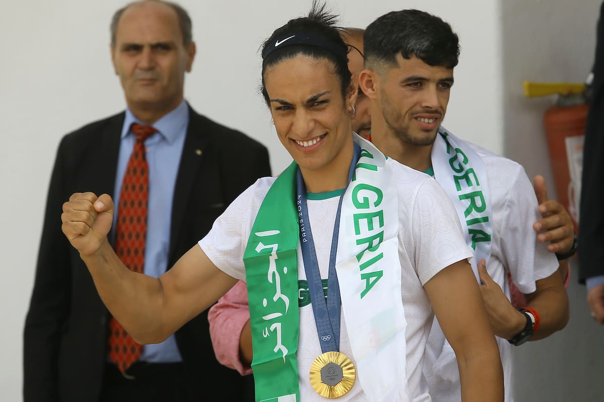 La medallista de oro en boxeo femenino de 66 kg, la argelina Imane Khelif, a la izquierda, en el regreso a su país tras la victoria en París 2024