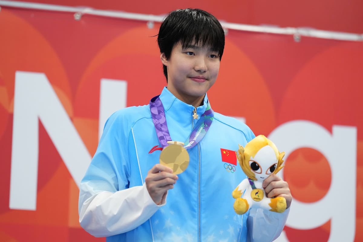 La medallista oro china Yu Zidi posa en el podio tras ganar los 200 metros combinados en los Juegos