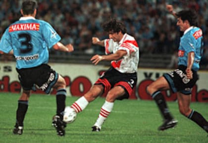 Luego de la grave lesión de Palermo, Arruabarrena y otros referentes del plantel propusieron reemplazarlo con Juan Antonio Pizzi, entonces delantero de River