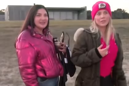 La mediática y su amiga se acercaron a ver como estaba el periodista; le hicieron llegar bebida y comida para que se recuperara (Foto: Captura / América TV)