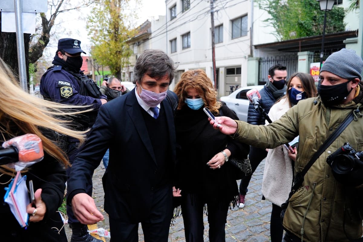 La médica de Swiss Medical Nancy Forlini y su abogado, Nicolás D'Albora, al salir de la fiscalía federal de San Isidro, luego de presentar un escrito para cumplir con la declaración indagatoria por la muerte de Diego Armando Maradona