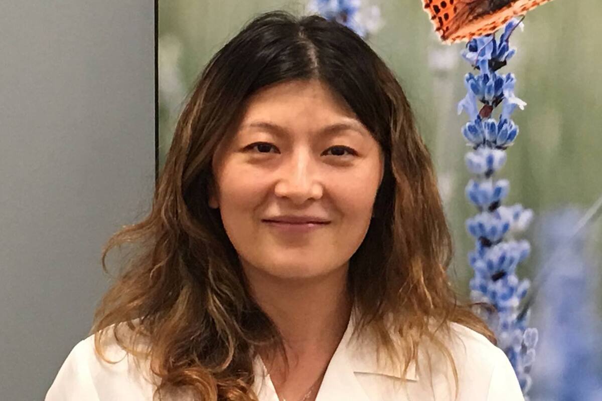 La médica está acusada formalmente de tres delitos graves de envenenamiento y un delito grave de agresión doméstica con lesiones corporales