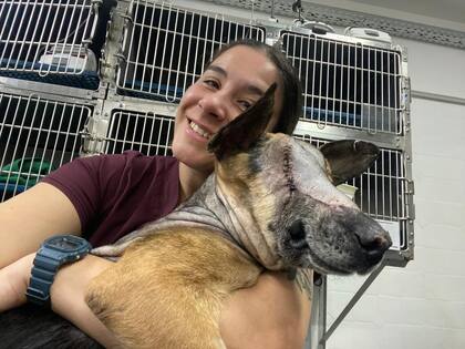 La médica veterinaria Macarena y Vicente, en la clínica.