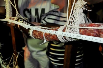 La medición del salame más grande del mundo se realizó con una escribana presente. Foto: La Voz de Tandil