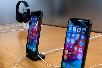 La medida afecta a todos los modelos desde el iPhone 6s al iPhone X; es por una disputa comercial entre ambas compañías