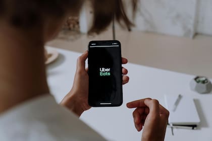 La medida aplica a todas las plataformas de envío de comida como Uber Eats y DoorDash, entre otras