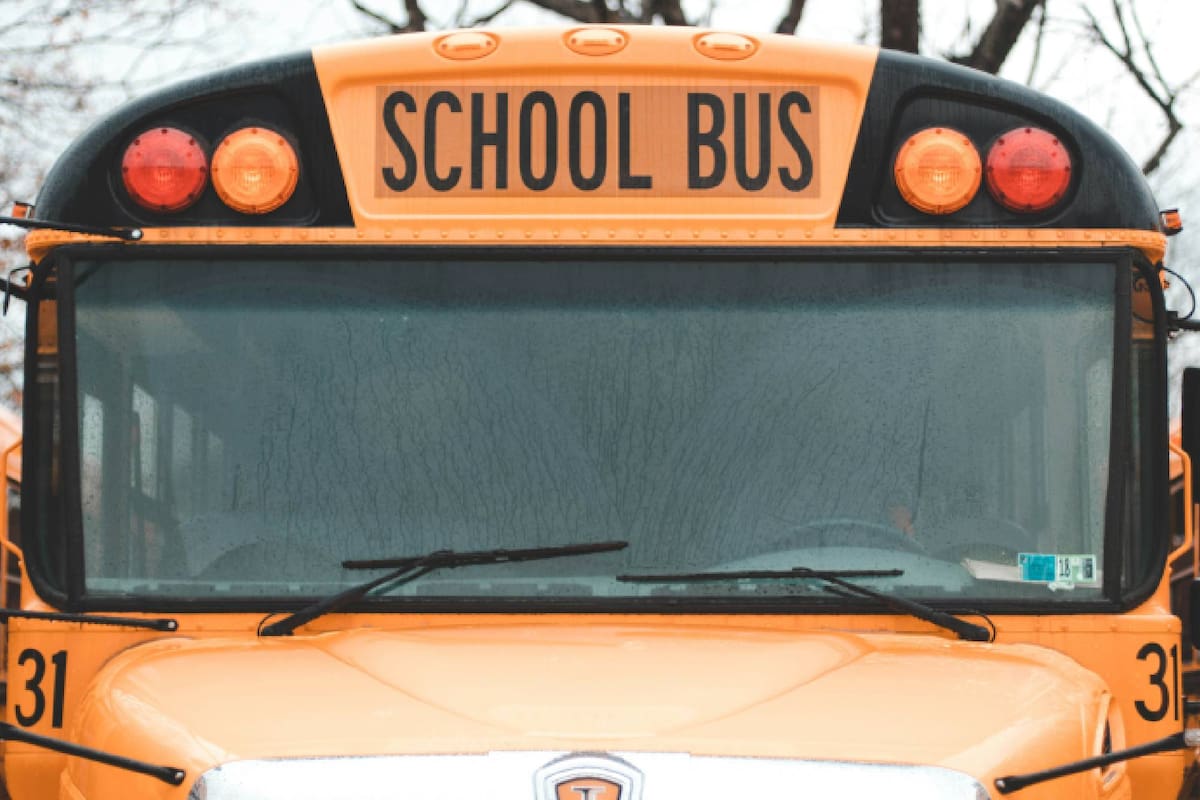 La medida busca modernizar los autobuses escolares y proteger a los menores