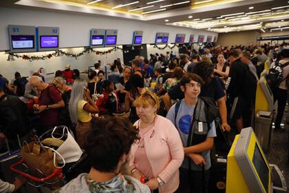 La medida de fuerza afecta a los pasajeros en una época de alta demanda