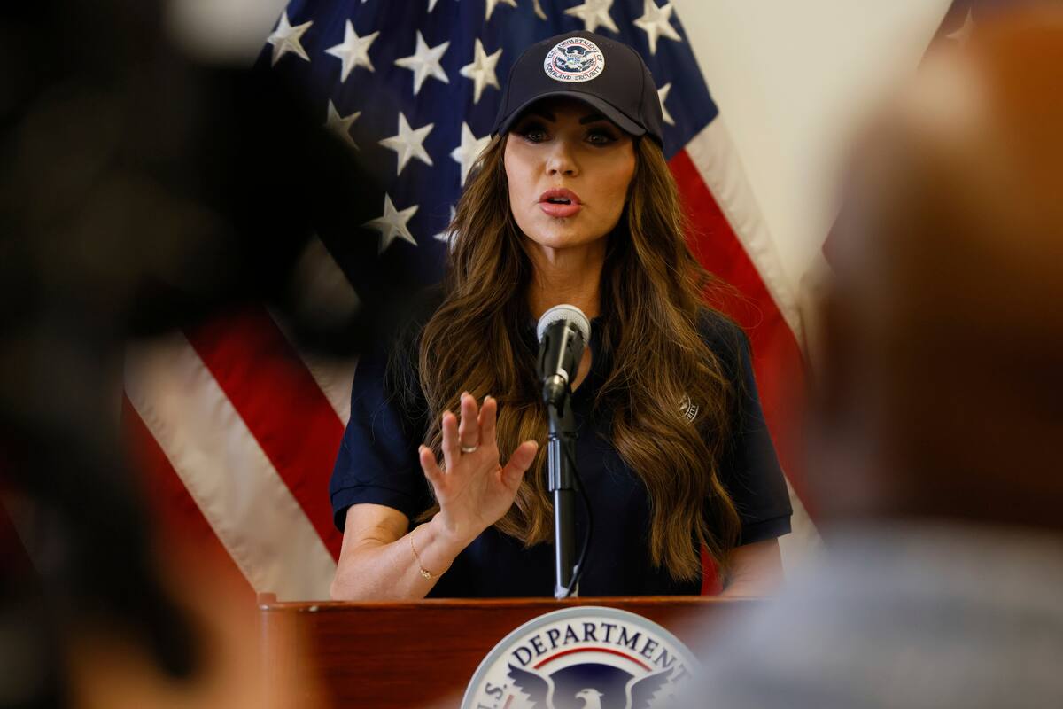 La medida de Kristi Noem para impedir los cruces ilegales en el muro fronterizo con México (AP Foto/Etienne Laurent)