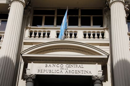 La medida del BCRA reduce el interés que los principales bancos ofrecen a los ahorristas