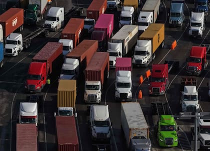 La medida del DOT modifica los requisitos de acceso a las licencias de conducir comerciales para migrantes