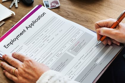 La medida del Uscis en EE.UU. redujo el período máximo de validez de los permisos de trabajo de algunos migrantes