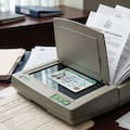EE.UU. cambia las normas para residentes legales que quieren extender la green card