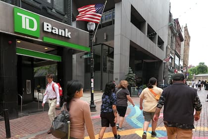 La medida no se trata de una ley, sino de una recomendación federal a las entidades bancarias de EE.UU. para endurecer sus controles de solicitudes de préstamos para inmigrantes