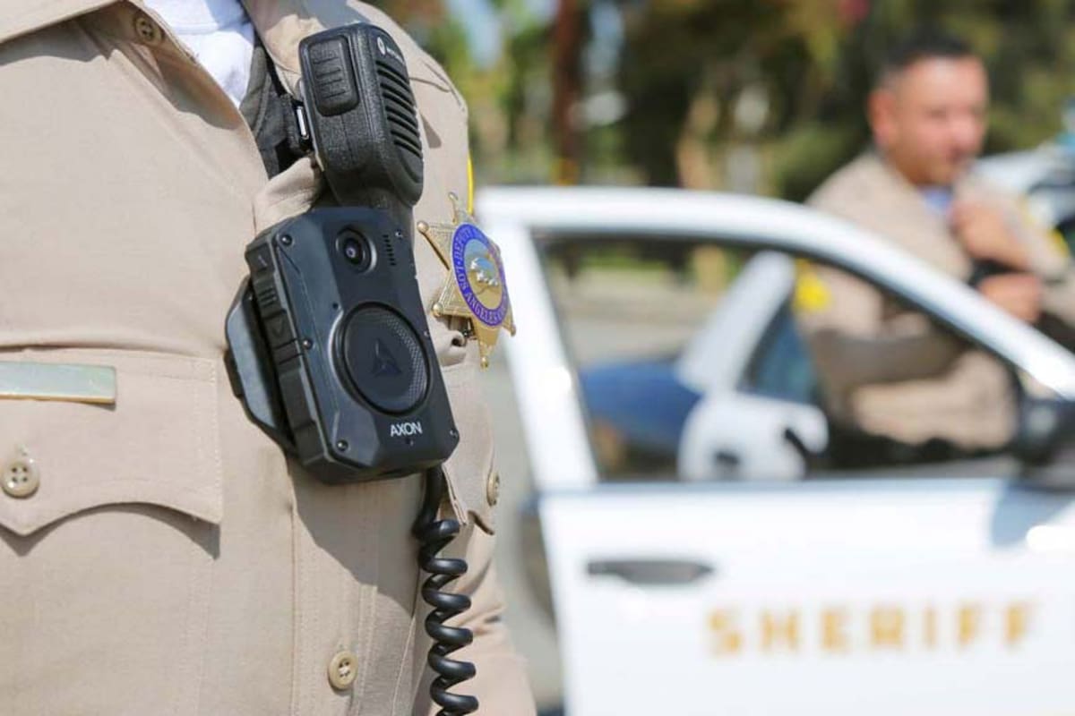 La medida para obligar a los agentes a usar cámaras corporales surgió luego de dos tiroteos mortales en Estados Unidos