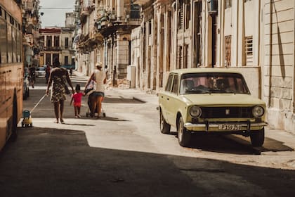 La medida que se mantiene suspendida permitiría que ciudadanos estadounidenses se reunieran con familiares cubanos fuera de la isla