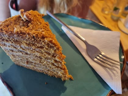 La Medovnik o “torta checa” tiene varias capas de bizcochuelo y crema de nueces.