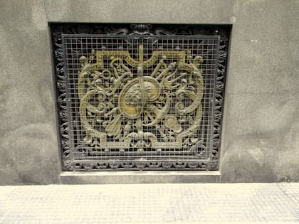 La medusa en el centro de las ventanas del subsuelo del Centro Naval.