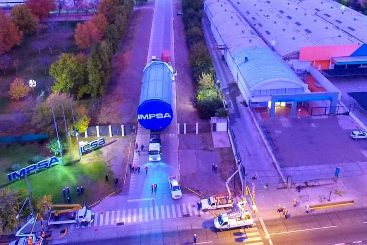 La megaestructura viaja desde el sábado por calles y rutas clave de la provincia del oeste argentino.