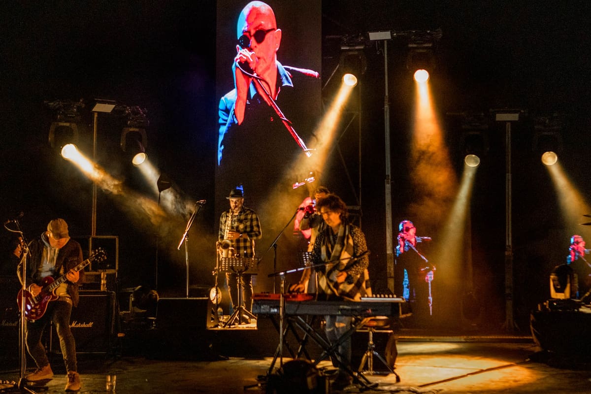 La megaproducción de Los Fundamentalistas del Aire Acondicionado contó con la presencia de Indio Solari y se filmó íntegramente en Villa Epecuén, el pueblo que en 1985 quedó completamente sumergido bajo el agua