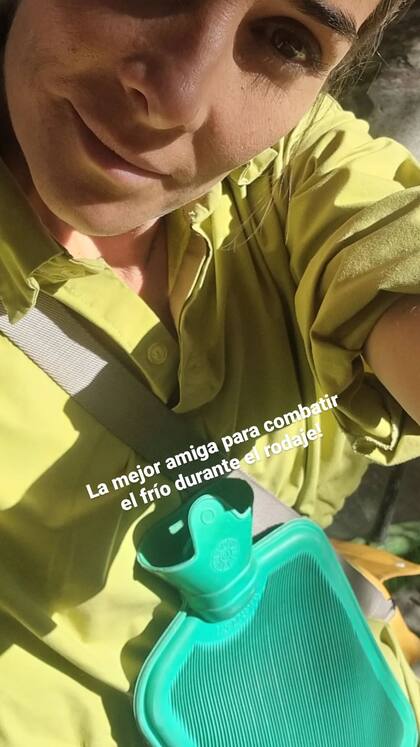 "La mejor amiga para combatir el frío durante el rodaje", la foto de Juana Viale con una bolsa de agua caliente (Foto: Instagram @juanavialeoficial)