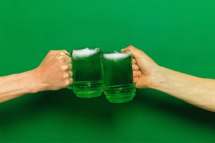 La mejor cerveza verde se elabora con colorante azul para alimentos