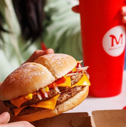 ¿La mejor forma de celebrar el Día de la Hamburguesa? Disfrutando una muy generosa de Mostaza.