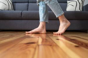 La mejor forma de eliminar la dureza de los pies sin gastar un peso