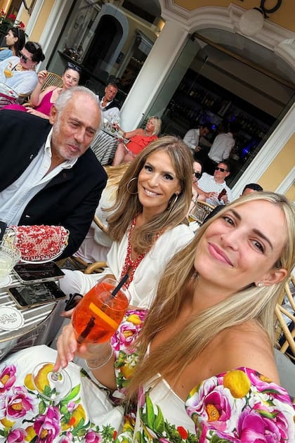 "La mejor manera de festejar mi cumpleaños es estar junto a la gente que amo", dijo Rossella tras celebrar con a su pareja desde hace 23 años, Gustavo Yankelevich, y su hija, María Toscana Garfunkel.